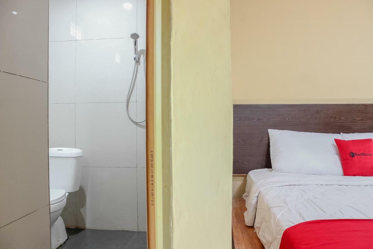 Hotel Reddoorz Syariah Near Pasar Modern Cikopo Karawang Exterior foto